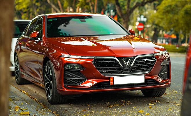 Ưu đãi mạnh tay hút khách Việt, VinFast Lux A2.0 có giá thấp kỉ lục khiến Toyota Camry đau đầu