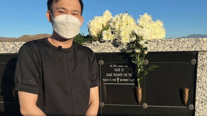 Dương Triệu Vũ đến thăm mộ cố nghệ sĩ Chí Tài, nói một câu khiến người hâm mộ xót xa