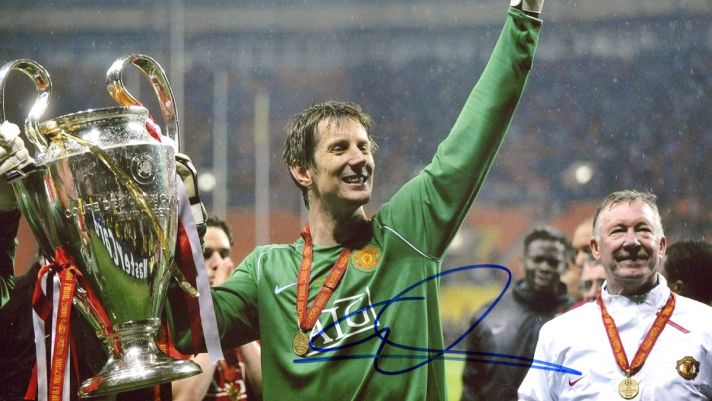 Edwin van der Sar phá vỡ sự im lặng về khả năng trở lại Man Utd