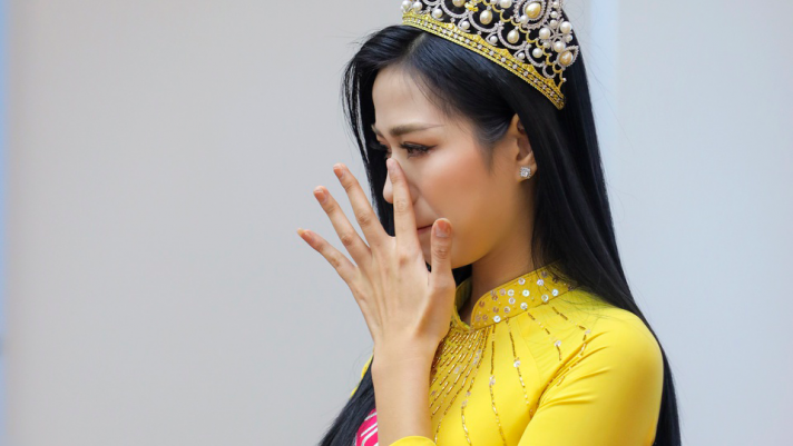 Hoa hậu Đỗ Thị Hà nhận thêm tin dữ sau khi thông báo hoãn đêm chung kết Miss World trước giờ G