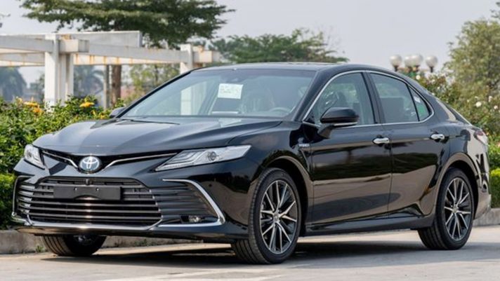 Soi Toyota Camry bản 2.5HV 2022 cao cấp nhất: Diện mạo đẹp xuất thần khiến Honda Accord ‘ngã khuỵu'