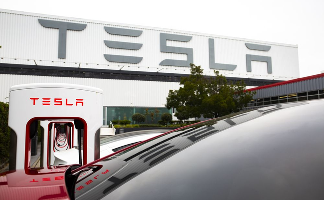 Cổ phiếu Tesla tăng vọt nhờ số lượng giao hàng kỷ lục của năm 2021