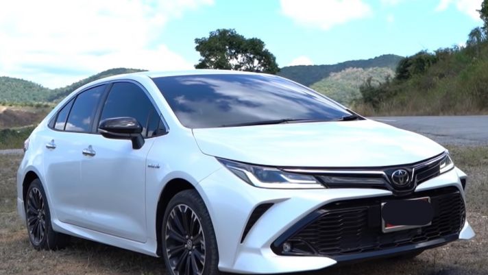 Siêu phẩm Toyota Corolla Altis GR Sport 2022 khiến Honda Civic RS 'chạy tóe khói' với giá 762 triệu