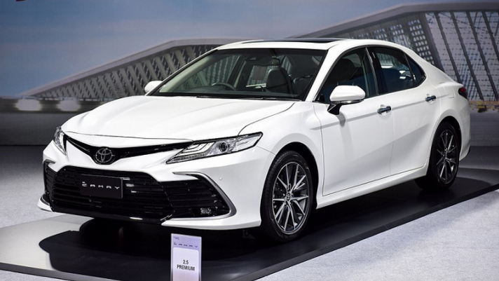 Giá lăn bánh Toyota Camry tháng 2/2022 kèm khuyến mại hấp dẫn khách Việt