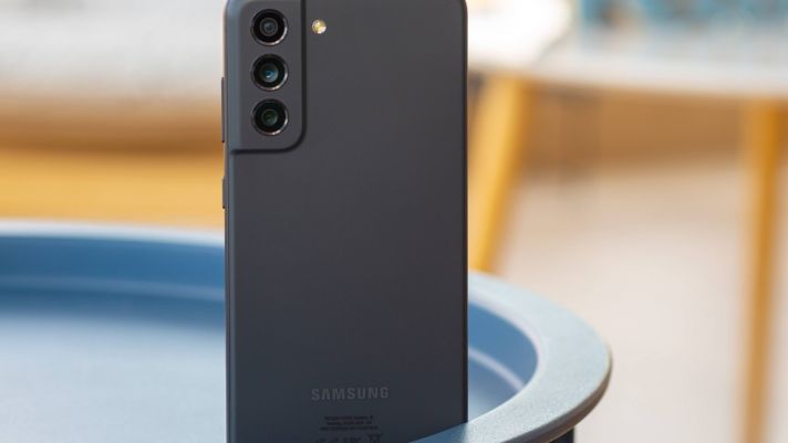 Giá đập hộp Galaxy S21 FE tháng 2/2022 đe nẹt iPhone 11, lấn lướt Xiaomi 11T Pro 