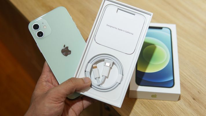 Apple thu về 6,5 tỷ USD sau khi bỏ tặng tai nghe và củ sạc 