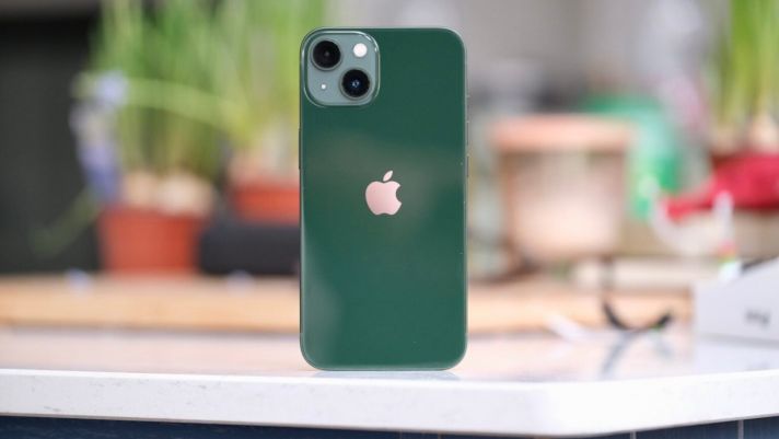 Trên tay, đánh giá nhanh iPhone 13 xanh lá, không đẹp như tưởng tượng