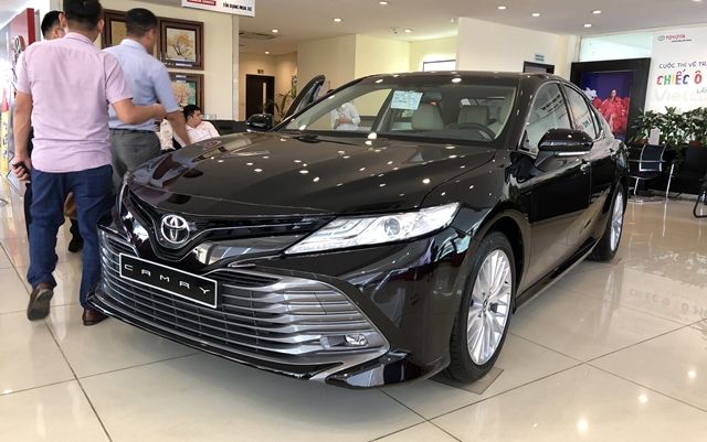 Giá lăn bánh Toyota Camry tháng 3/2022: Ngập trong ưu đãi, hạ gục Mazda6 và Honda Accord