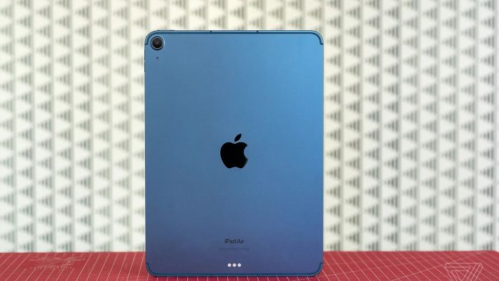 Người dùng tố iPad Air 5 vỏ mỏng 'như giấy' ọp ẹp thua xa iPad Air 4