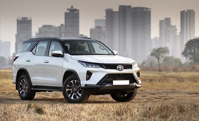 Giá lăn bánh Toyota Fortuner tháng 3/2022: Rẻ hiếm có, khiến Hyundai Santa Fe ‘ngã ngửa’