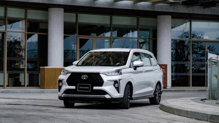 Khách Việt ngỡ ngàng trước giá xe Toyota Veloz Cross tại đại lý, Mitsubishi Xpander cần 'dè chừng'?