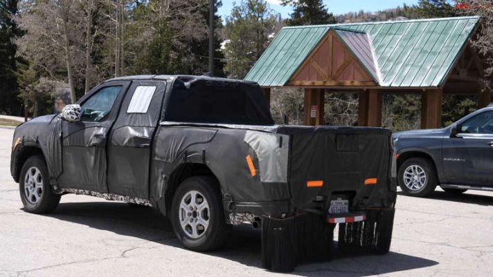 ‘Kình địch’ của Ford Ranger Raptor bị bắt gặp khi đang chạy thử nghiệm trên núi