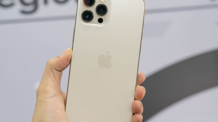 Xôn xao chiếc iPhone 12 Pro Max được bán với giá 15,5 triệu đồng, rẻ hơn cả Samsung Galaxy Note 20 