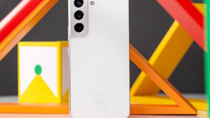 Samsung Galaxy S22 giảm sâu 'ngỡ ngàng' chuẩn 'ngon - bổ - rẻ' hơn iPhone 13 hút khách Việt chốt đơn