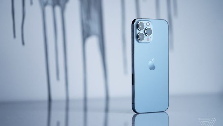 Giá iPhone 13 Pro tháng 6/2022: Rẻ đến 'không tưởng' khiến khách Việt 'ố á'
