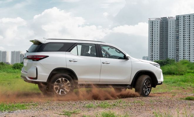 Cập nhật giá lăn bánh Toyota Fortuner tháng 6/2022: tiếp tục đe doạ Ford Everest và Hyundai Santa Fe