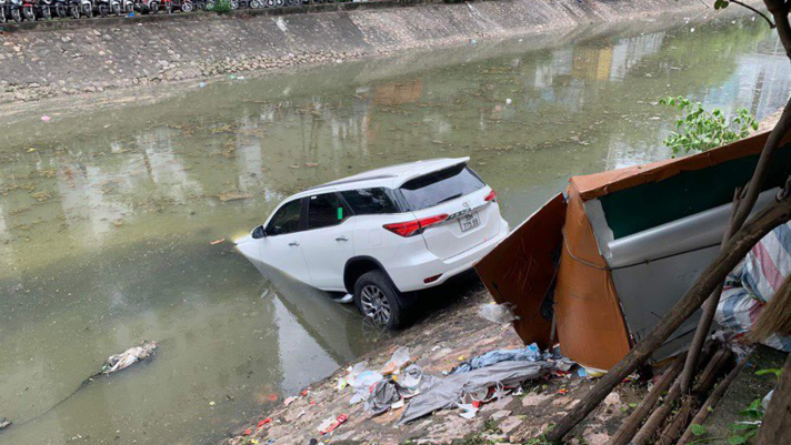 Chùm ảnh giải cứu xe Toyota Fortuner và nữ tài xế ‘tắm’ sông Hà Nội giữa trời nắng gay gắt