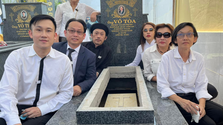 Dương Triệu Vũ đăng ảnh đến thăm mộ bố cùng gia đình, vô tình để lộ diện mạo già nua của Hoài Linh 