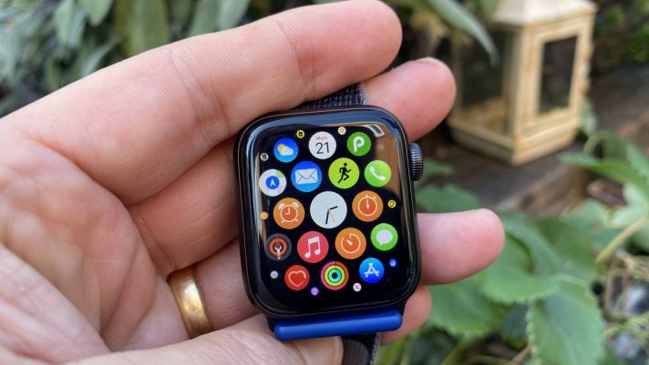 Apple giảm giá mạnh tay cho Apple Watch SE, tiết kiệm đến 2.3 triệu đồng