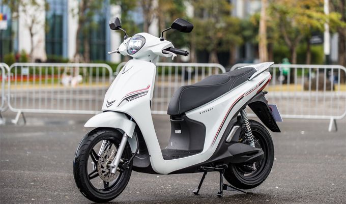 Giữa lúc Honda Vision ‘ngáo giá’, VinFast dùng ưu đãi hấp dẫn thu hút khách Việt mua xe máy điện