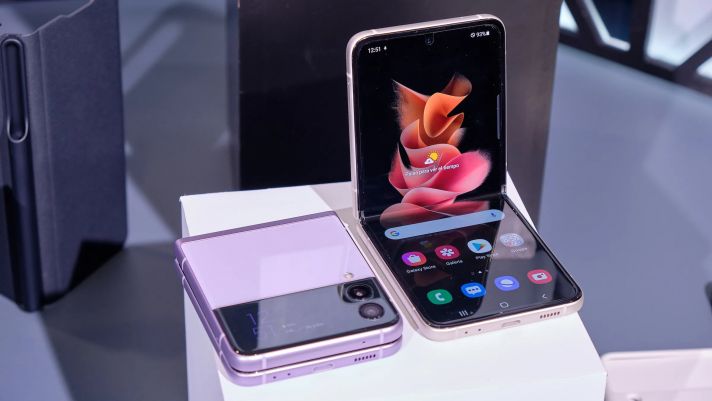 Giá Galaxy Z Flip 3 tháng 7: Giảm tới 7 triệu đồng, ‘đe nẹt’ iPhone 12 bởi sự gọn nhẹ và tinh tế