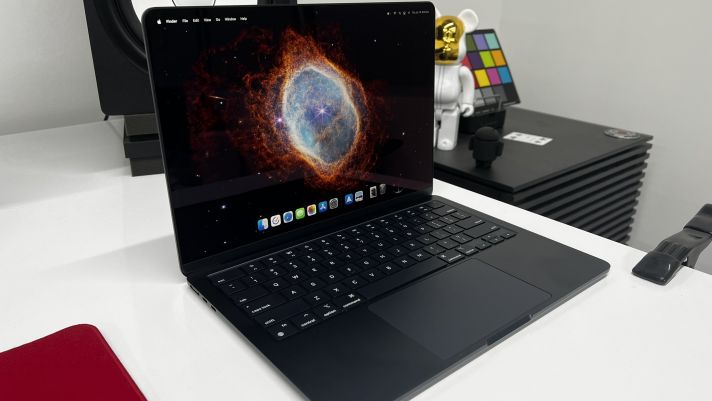 Mở hộp, cảm nhận ban đầu 'siêu sớm' về Macbook Air M2: Lần đầu tiên Macbook Air ăn chặt Macbook Pro