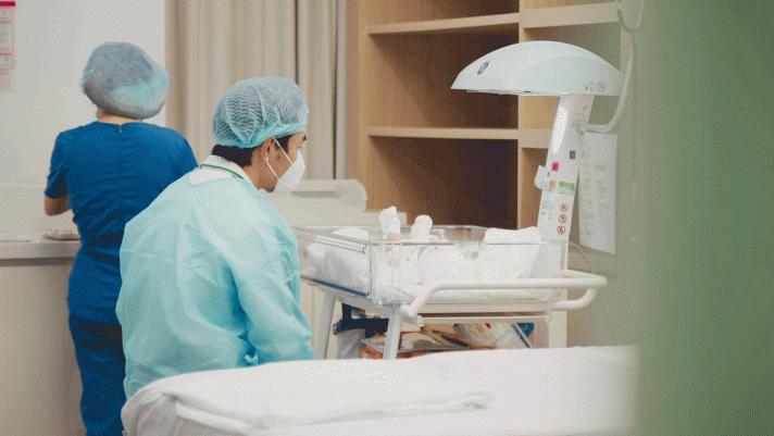 Lê Dương Bảo Lâm xót xa khi con trai vừa chào đời đã phải làm phẫu thuật: Em khóc banh nóc bệnh viện