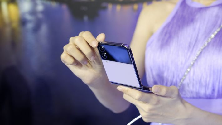 Trên tay Galaxy Z Flip4: Chiếc điện thoại 'nắp gập' gọn gàng dành cho mọi đối tượng!