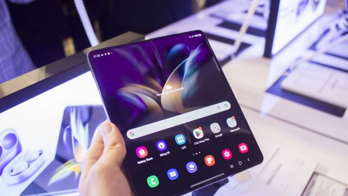 So sánh kích thước của Galaxy Z Fold 4 và các điện thoại gập khác: Mỏng và nhẹ hơn Huawei Mate X2