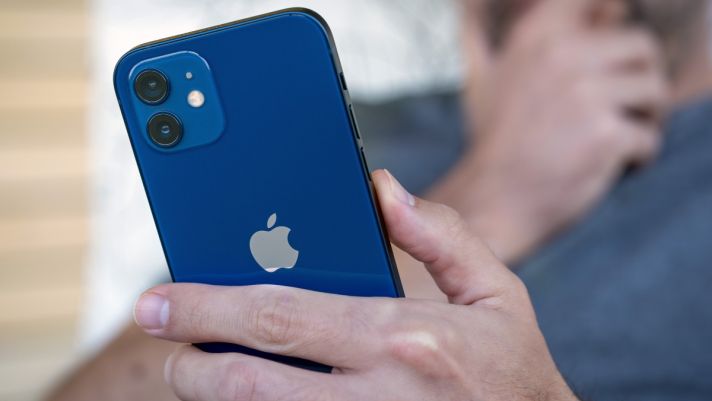 Khách Việt 'gục ngã' trước chiếc iPhone 12 pin còn 99% giá 10 triệu, rẻ hơn mua mới hơn 5 triệu