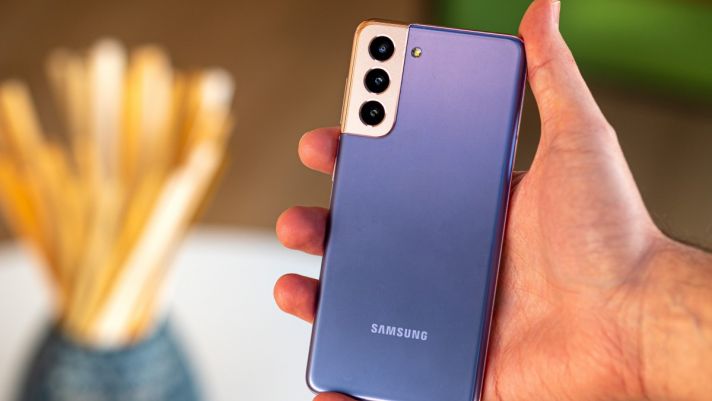 Giá Galaxy S21 tháng 8/2022 giảm sâu cả chục triệu, rẻ hơn cả iPhone 11 hút khách Việt