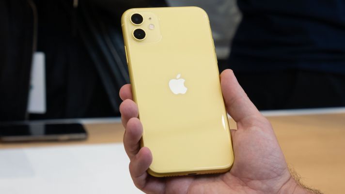 Ngỡ ngàng iPhone 11 giá dưới 10 triệu cuối tháng 8, Galaxy S21 FE chỉ biết 'câm nín'