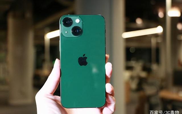 iPhone 13 giá chỉ hơn 16 triệu gây sốt vì quá rẻ, có đáng mua khi iPhone 14 đã ra mắt?