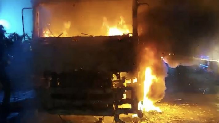 Xe khách tông xe bồn bốc cháy trên QL1 khiến nhiều người bị thương