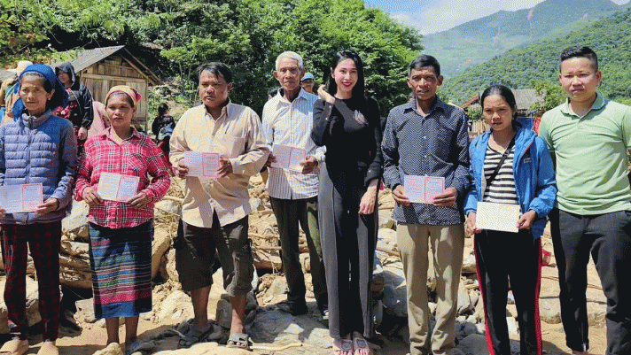 Thủy Tiên hỗ trợ xây nhà mới cho người dân ở Kỳ Sơn - Nghệ An