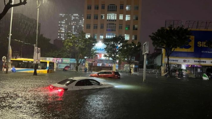 Đà Nẵng: Loạt ô tô 'chôn chân' trên đường do chết máy sau trận mưa lịch sử
