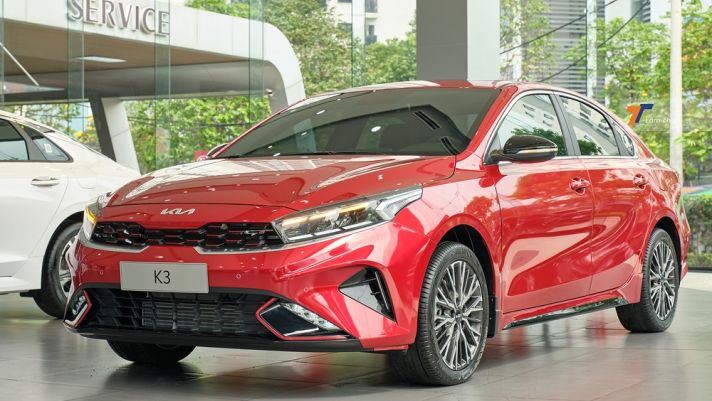 Giá lăn bánh Kia K3 tháng 10/2022: Thách thức lớn cho Toyota Corolla Altis
