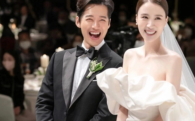 Màn cầu hôn 'như trong phim' của nam tài tử Nam Goong Min và vợ người mẫu