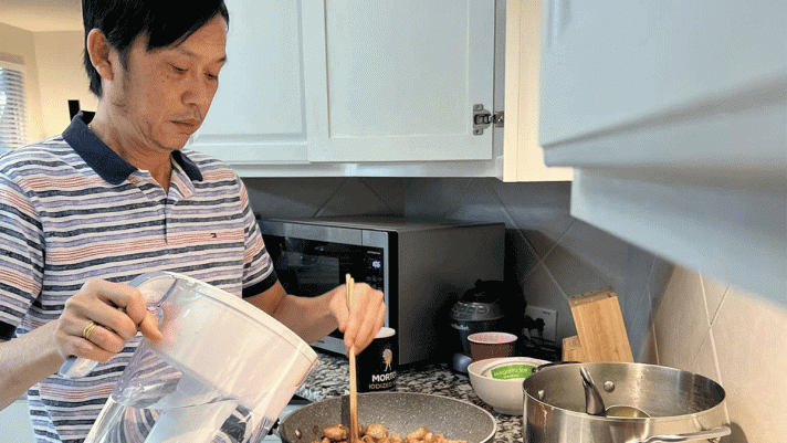 Con trai ruột chia sẻ khoảnh khắc Hoài Linh tự tay vào bếp nấu ăn ở Mỹ
