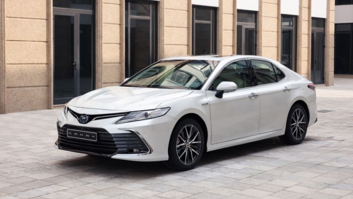 Giá lăn bánh Toyota Camry mới nhất tháng 11/2022: Vượt trội Mazda6 và Kia K5