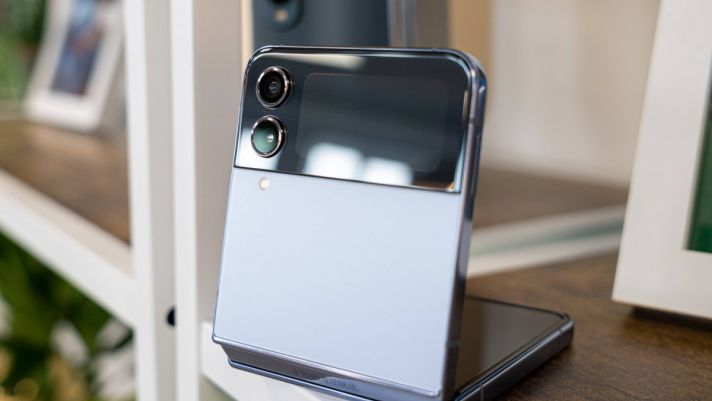 Giá Galaxy Z Flip 4 mới nhất tháng 12 giảm cực cháy, rẻ hơn cả iPhone 14