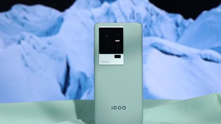 Ra mắt iQOO 11 và 11 Pro ra mắt, màn AMOLED 144Hz, chip Snapdragon 8 Gen 2