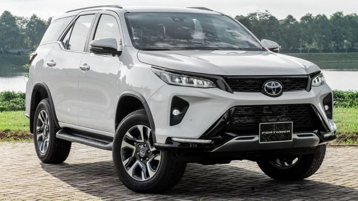 Giá lăn bánh Toyota Fortuner mới nhất tháng 12/2022: Đủ sức hút để thảo phạt Hyundai Santa Fe