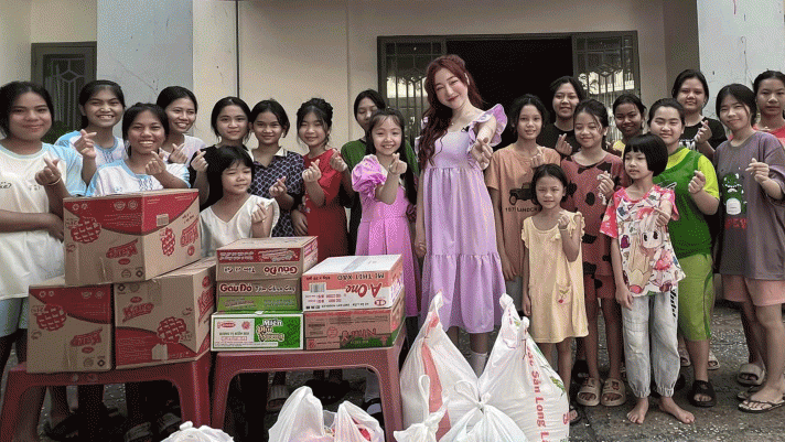 Netizen dành lời khen khi Elly Trần tặng quà cho các em nhỏ ở Mái Ấm Bà Chiểu