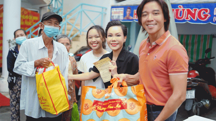 Con gái Việt Hương đập ống heo cùng bố mẹ đi trao 250 phần quà từ thiện cho bà con ở Thủ Đức