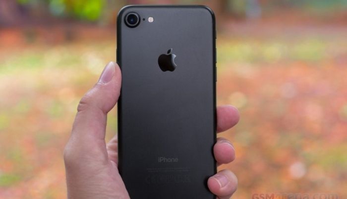 iPhone 7 tháng 2/2023 giá rẻ ngang Galaxy A04, liệu có đáng để mua dùng lâu dài