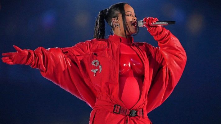 Ôm bụng bầu diễn suốt 13 phút, mức cát xê của Rihanna tại sân khấu lớn nhất hành tinh được hé lộ