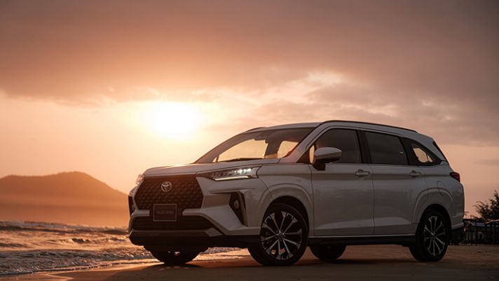 Giá xe Toyota Veloz Cross lăn bánh kèm ưu đãi kép trong tháng 2/2023: Mitsubishi Xpander ‘chạy dài’