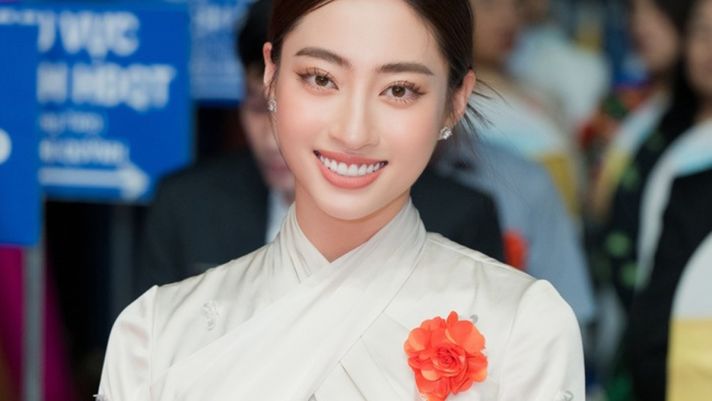 Hoa hậu Lương Thùy Linh ghi điểm với hành động vô cùng tinh tế tại trường học