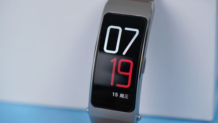 Trên tay vòng đeo thông minh tuyên chiến Apple Watch với giá bán rẻ bằng một nửa, ăn đứt Xiaomi Band